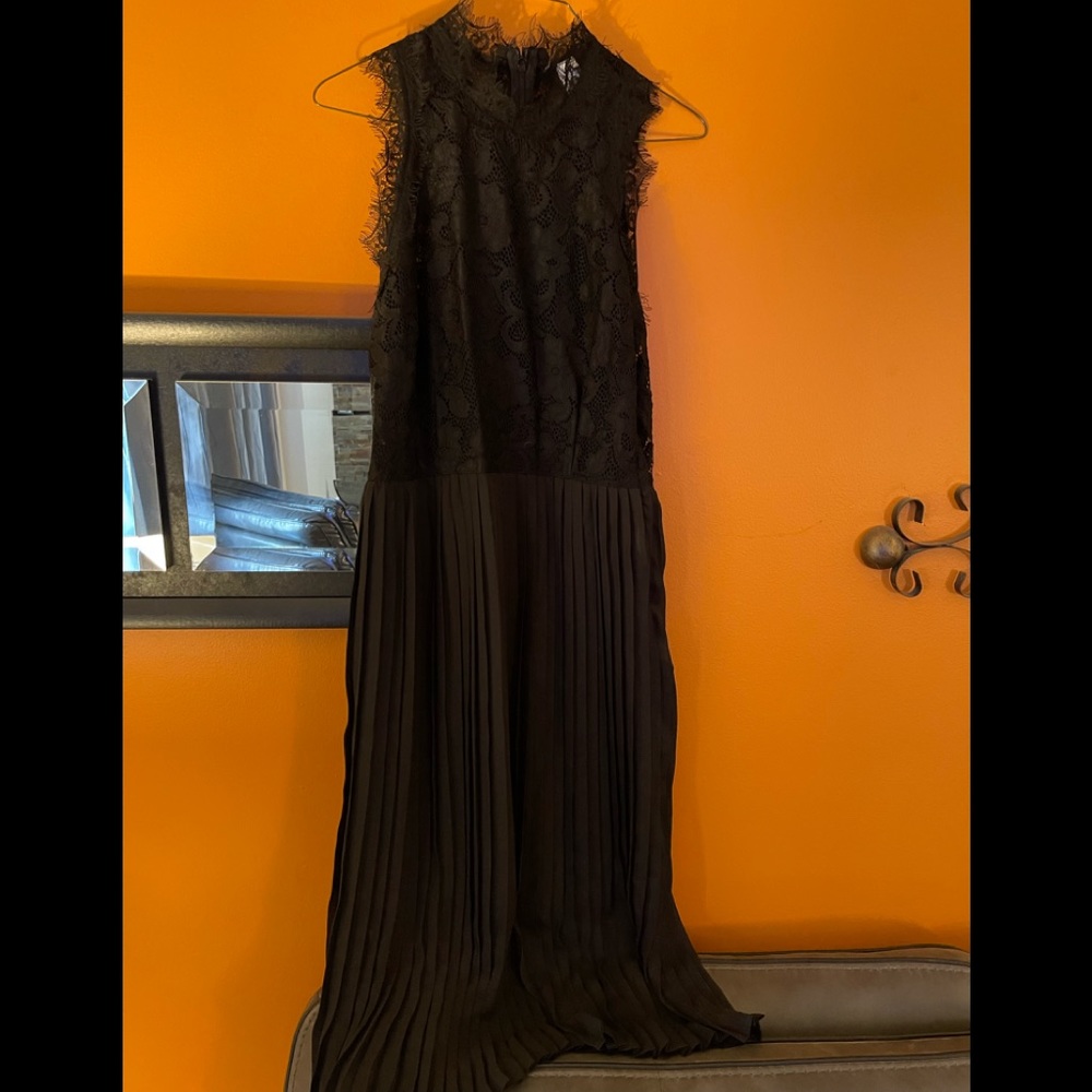 Black sleeveless lace pleated dress